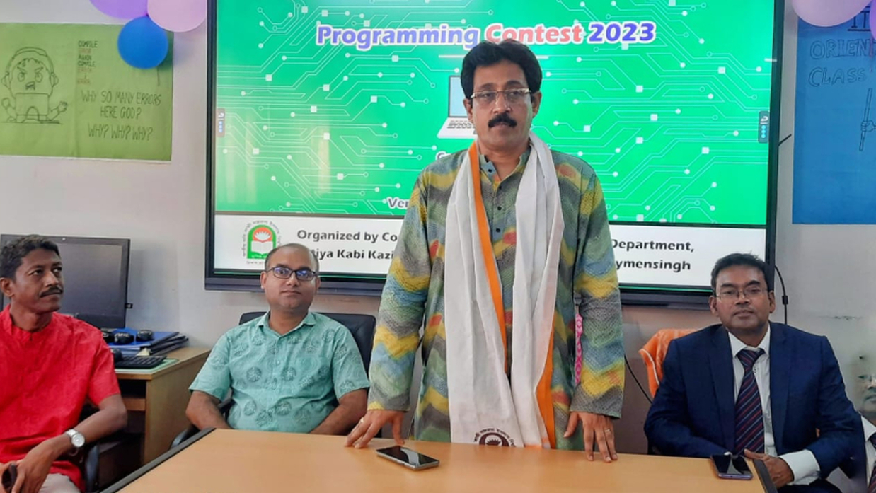 প্রোগ্রামিং কনটেস্ট-২০২৩ এর পুরস্কার বিতরণী অনুষ্ঠানে বক্তব্য রাখছেন উপাচার্য অধ্যাপক ড. সৌমিত্র শেখর