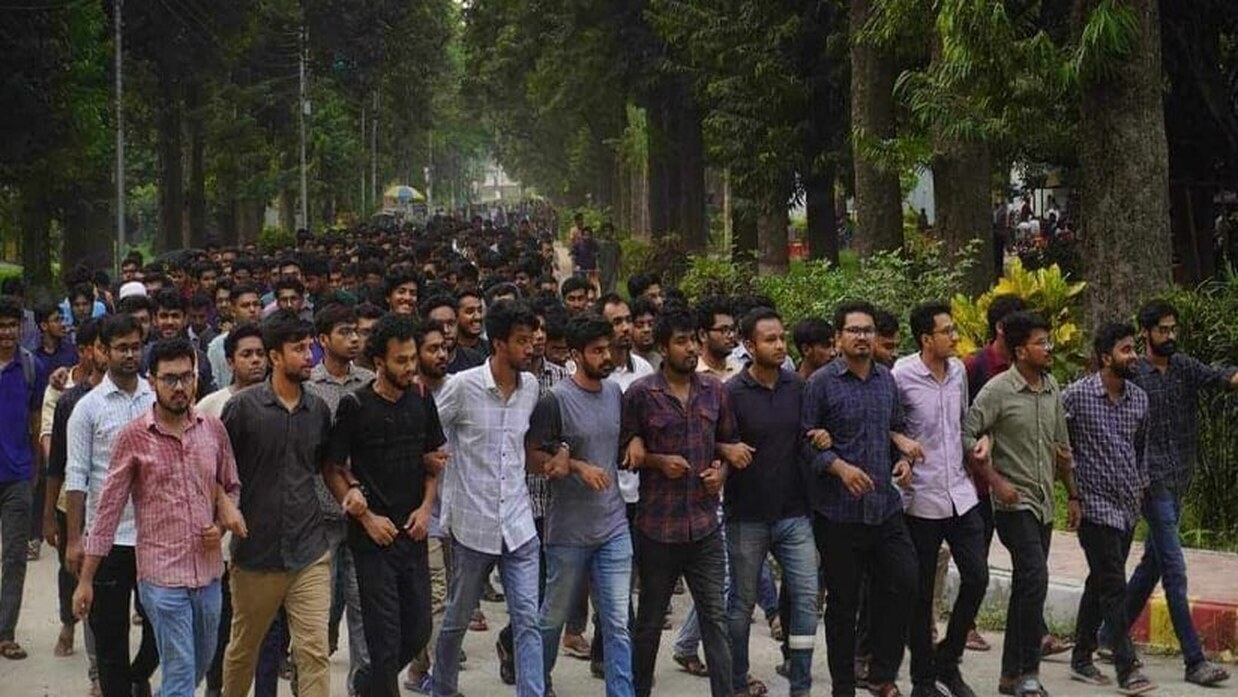 রুয়েট ক্যাম্পাসে ছাত্রলীগ নেতাকর্মীদের মিছিল