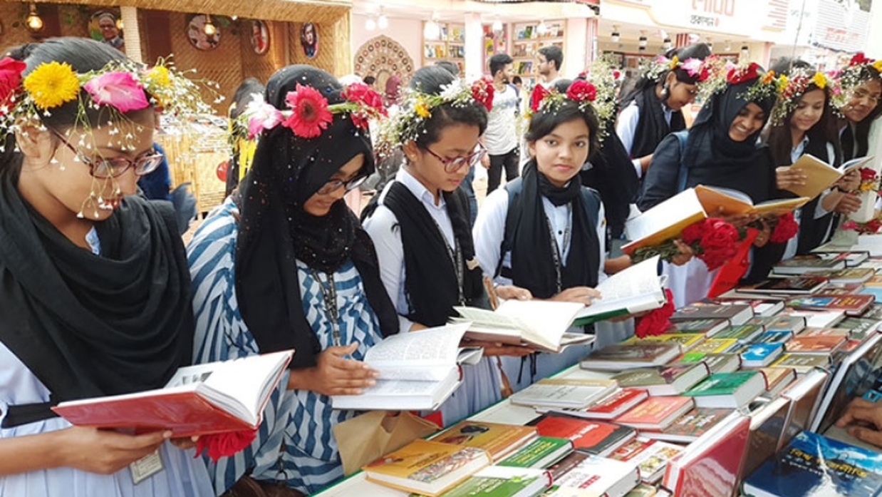 বই মেলায় বই দেখছেন ক্রেতারা