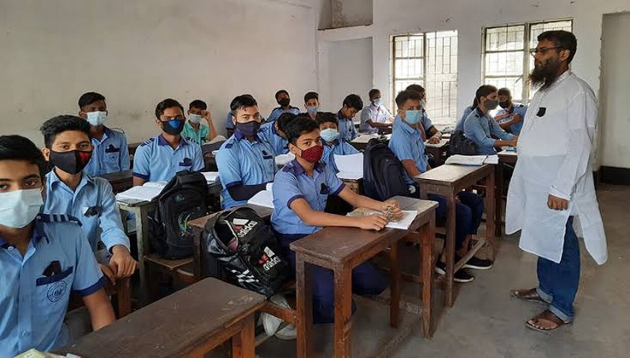 শ্রেণিকক্ষে পাঠদানরত শিক্ষক