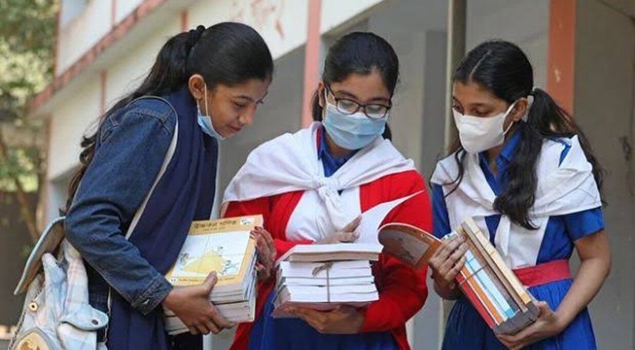 বই হাতে শিক্ষার্থীরা