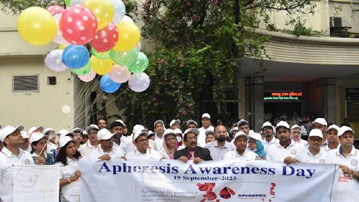 বিএসএমএমইউ উপাচার্য অধ্যাপক শারফুদ্দিন আহমেদ বেলুন উড়িয়ে বর্ণাঢ্য র‌্যালির উদ্বোধন করেন