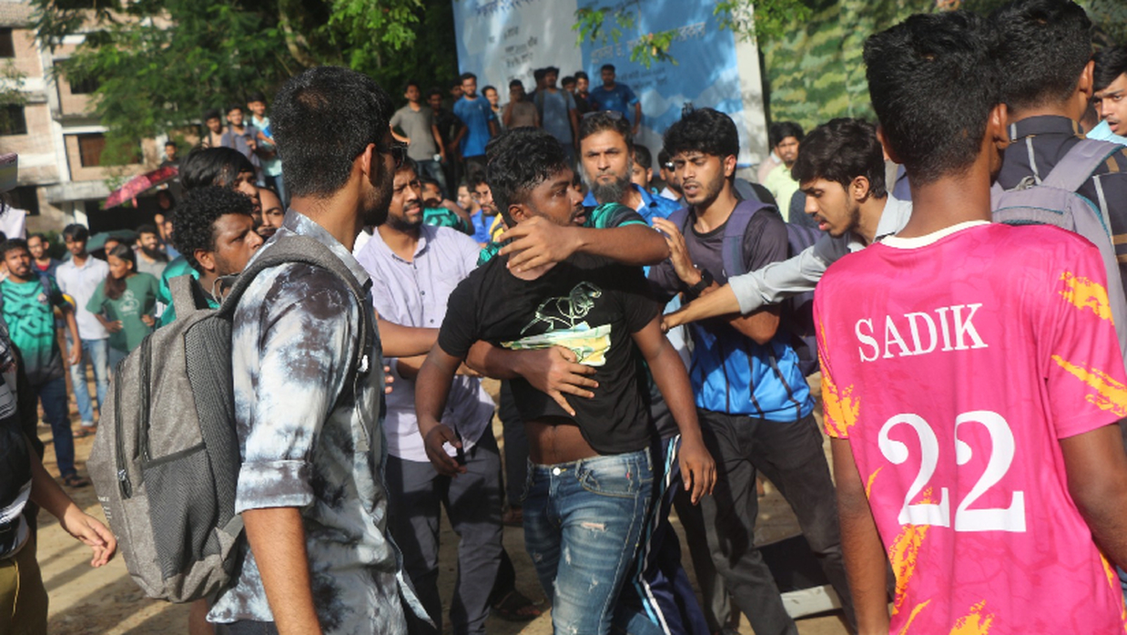 দুই বিভাগের শিক্ষার্থীদের মধ্যে হাতাহাতি