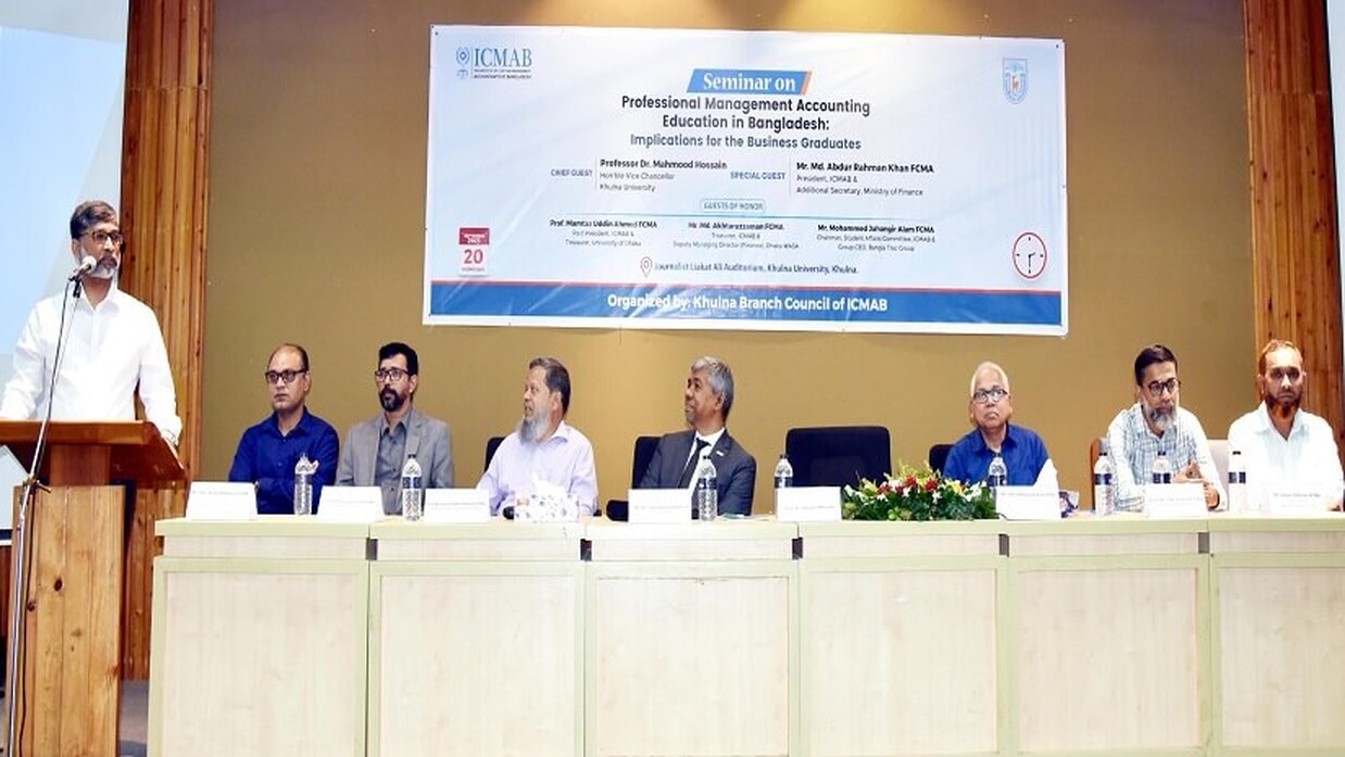 খুবিতে আইসিএমএবি খুলনা ব্রাঞ্চ কাউন্সিল আয়োজিত সেমিনারে বক্তব্য রাখছেন উপাচার্য