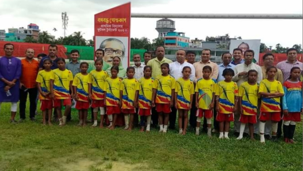 অতিথিদের সঙ্গে প্রাথমিকের খেলোয়াড়রা