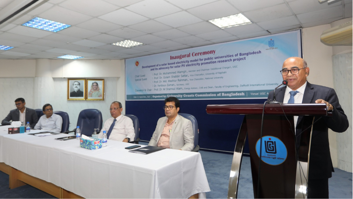 অনুষ্ঠানে বক্তব্য রাখছেন প্রফেসর ড. মুহাম্মদ আলমগীর