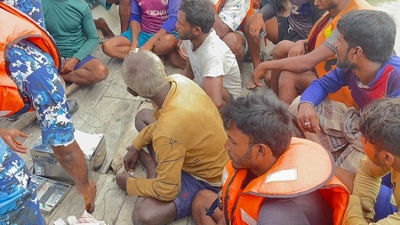 ডুবে যাওয়া ট্রলার থেকে ২৯ জনকে উদ্ধার