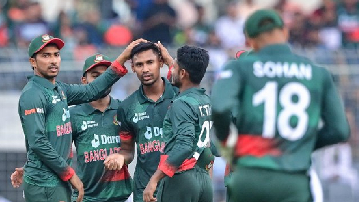 উইকেট নেওয়ার পর বাংলাদেশ দলের উদযাপন