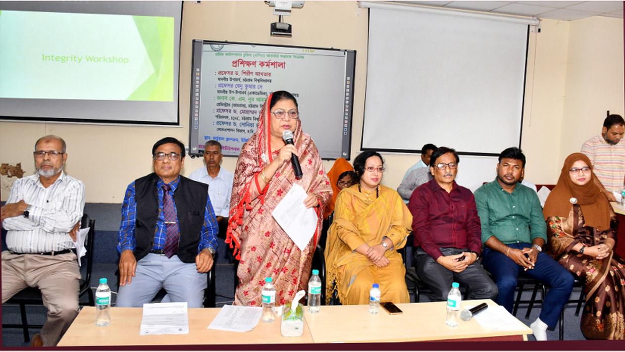 কর্মশালায় বক্তব্য রাখছে চবি উপাচার্য প্রফেসর ড. শিরীণ আখতার