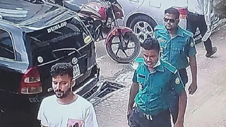 ব্যাংকে ঢুকে ২০ লাখ টাকা ছিনতাই করলো দুই পুলিশ সদস্য