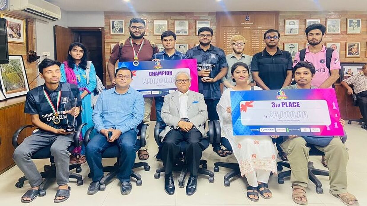 আন্তঃবিশ্ববিদ্যালয় দাবা প্রতিযোগিতায় চ্যাম্পিয়ন ঢাকা বিশ্ববিদ্যালয় দাবা ক্লাবের সদস্যরা