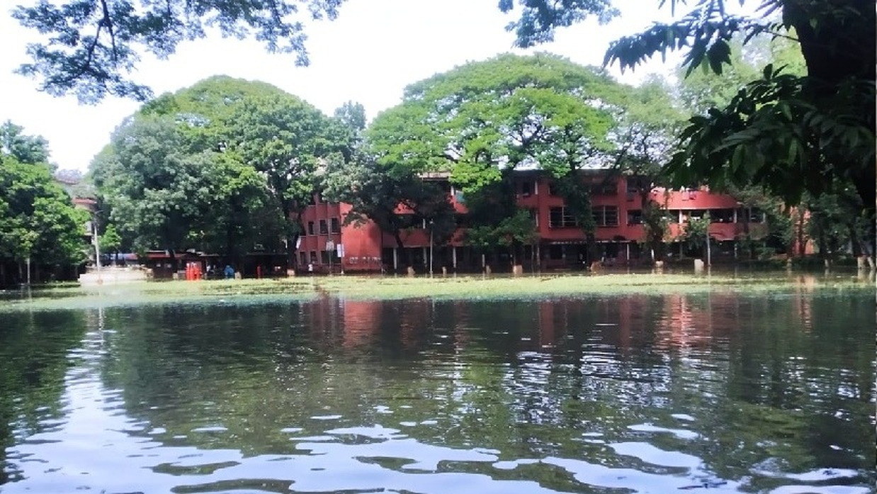 পানিতে ডুবে যাওয়া আবাসিক হলের সামনের অংশ