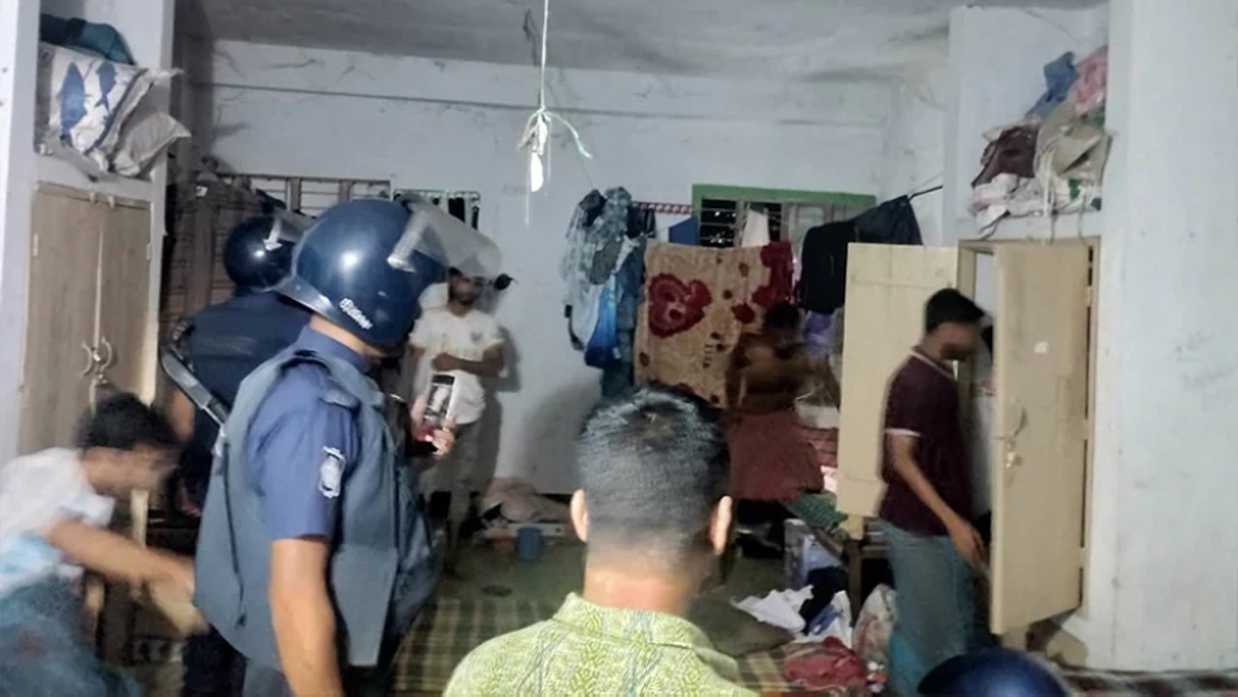 হলের একটি রুম তল্লাশি করছে পুলিশ