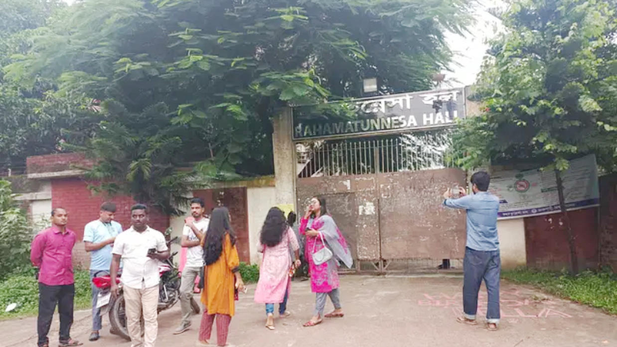 হল গেটে তালা লাগিয়ে অবস্থান করছে ছাত্রলীগ নেত্রীরা