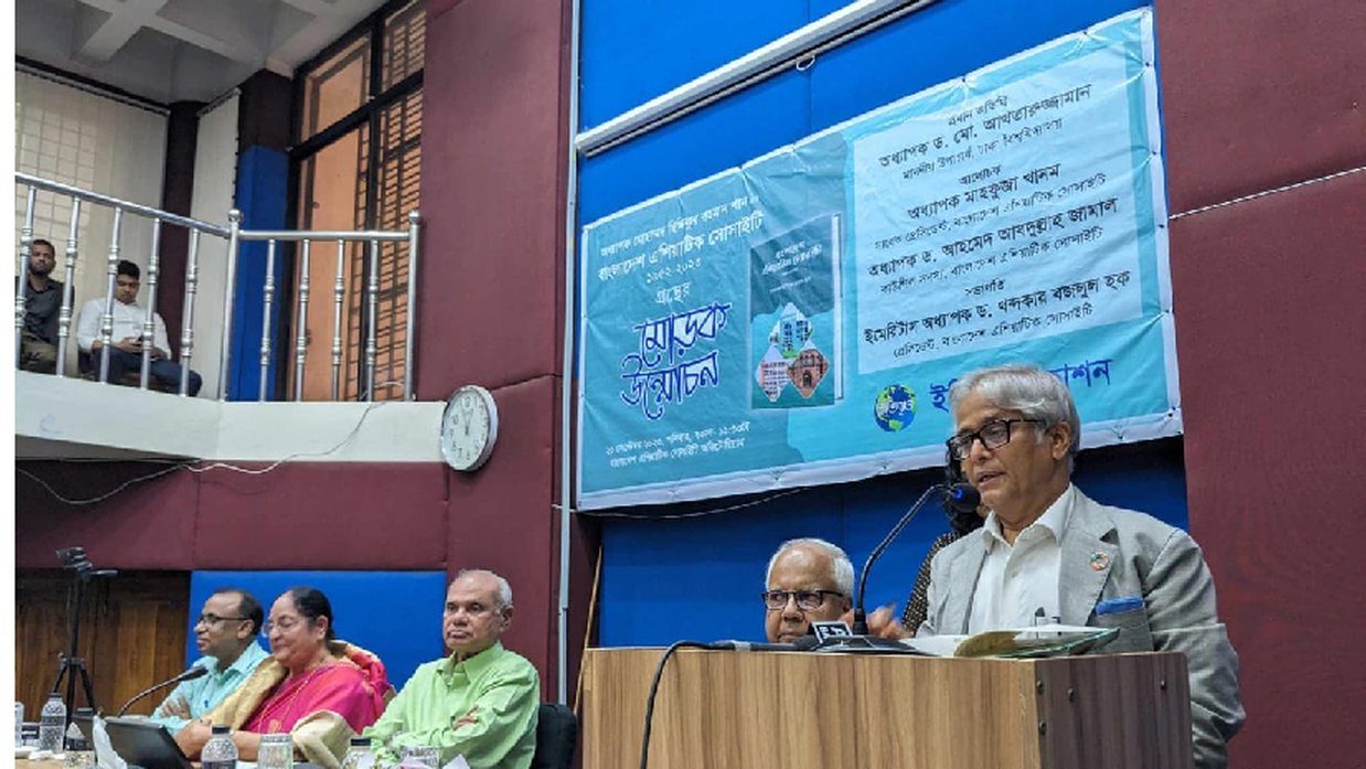 বক্তব্য রাখছেন ঢাকা বিশ্ববিদ্যালয় উপাচার্য অধ্যাপক ড. আখতারুজ্জামান