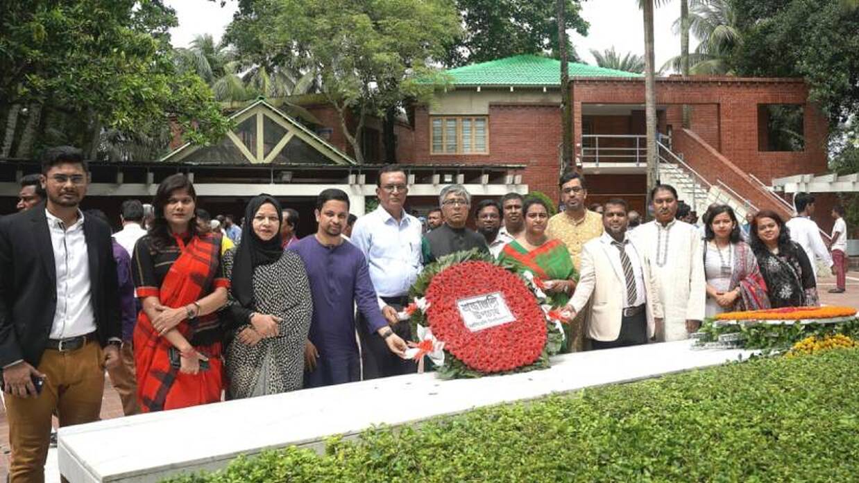 বঙ্গবন্ধুর প্রতিকৃতিতে পুষ্পস্তবক অর্পণ করেছেন উপাচার্য অধ্যাপক ড. মো. আব্দুল মান্নান চৌধুরী ও অন্যান্যরা