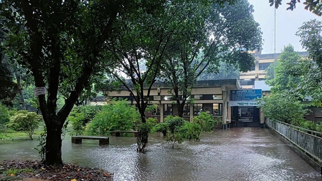 হাবিপ্রবি ক্যাম্পাসের বিভিন্ন স্থানে জমে রয়েছে পানি