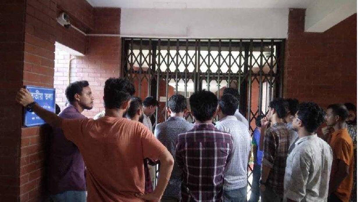উপাচার্য কক্ষের সামনে ছাত্রলীগের নেতাকর্মীরা।