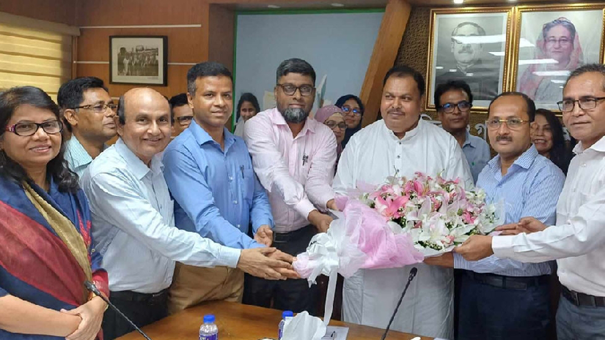 প্রাথমিক ও গণশিক্ষা প্রতিমন্ত্রী মো. জাকির হোসেন ও সচিব ফরিদ আহাম্মদকে ফুলেল শুভেচ্ছা জানানো হয়