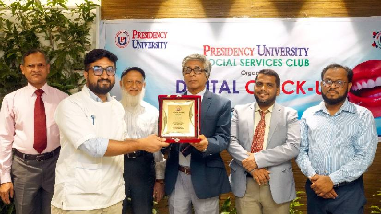 উপাচার্য সেবা প্রদানকারী ডাক্তারদের হাতে ক্রেস্ট  তুলে দেন