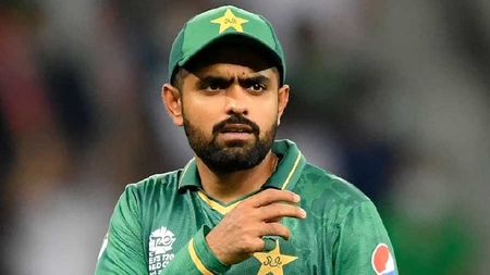 ট্রাফিক আইন ভেঙে জরিমানা গুনলেন পাক অধিনায়ক