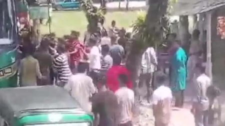 নেতাদের ফুল দেওয়াকে কেন্দ্র করে ছাত্রলীগের দুই গ্রুপের সংঘর্ষ