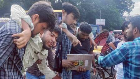 কলেজে পরীক্ষা দিতে আসা ছাত্রদল কর্মীকে বেধড়ক মারধর ছাত্রলীগের