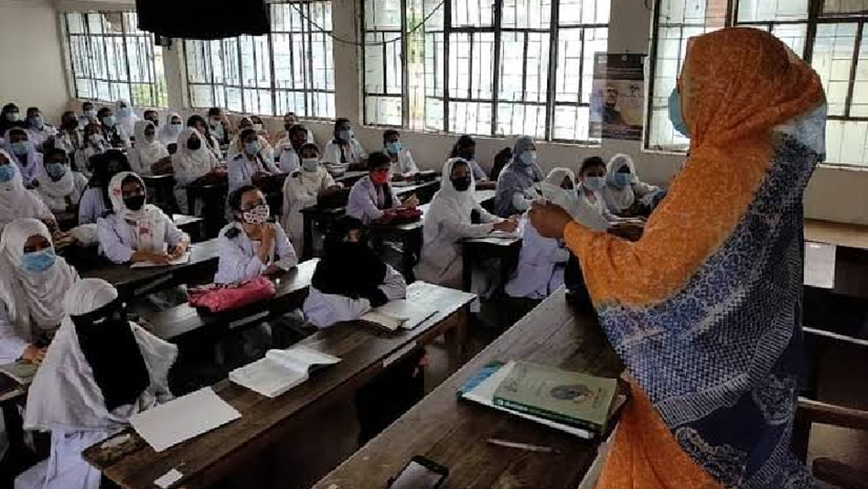 ক্লাসে পাঠদানরত শিক্ষক