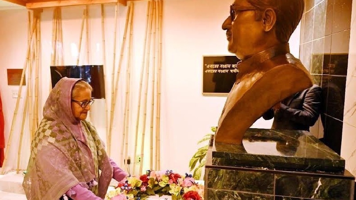 জাতির পিতার প্রতি শ্রদ্ধা প্রদর্শন করেন প্রধানমন্ত্রী