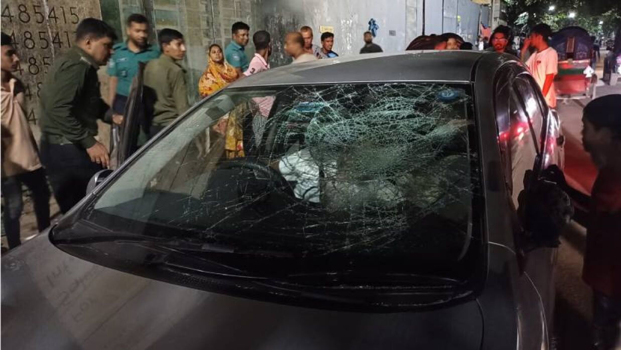 এ ঘটনার পর গাড়িটি আটক করা হয়