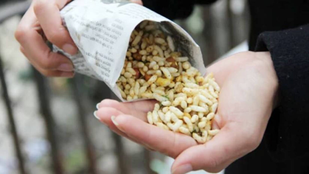 ‘ক্যান্সারের ঝুঁকি’ এড়াতে খবরের কাগজে ঝালমুড়ি বিক্রি নিষিদ্ধ