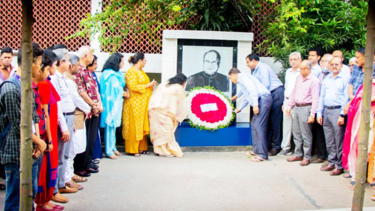 ড. এম. এ. হান্নান ফিরোজের প্রতিকৃতিতে ফুলেল শুভেচ্ছা 