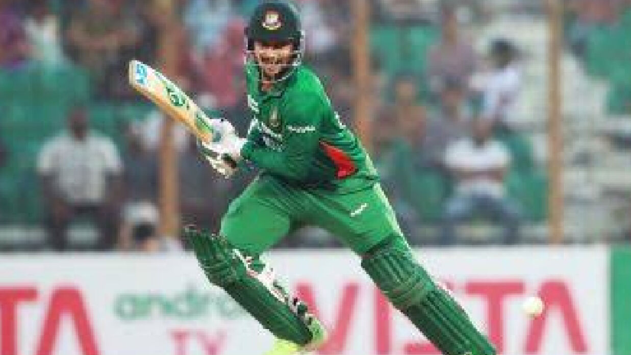 ব্যাটিং করছেন সাকিব