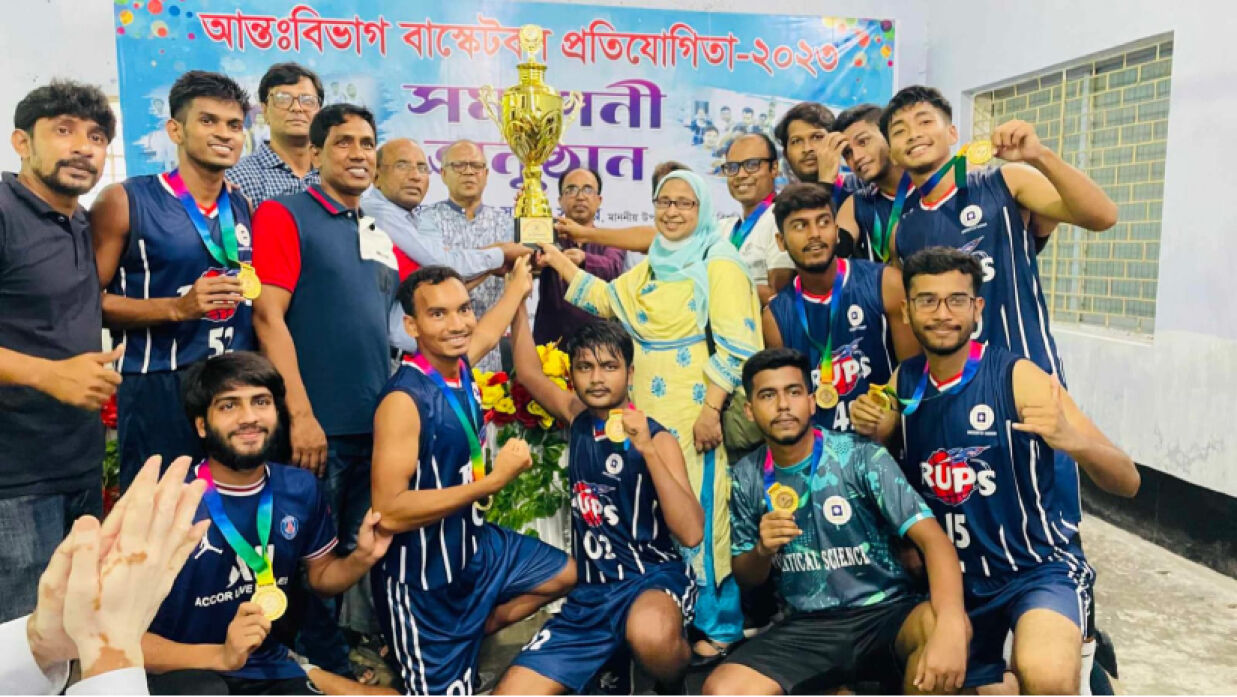 পুরস্কার হাতে বিজয়ীরা
