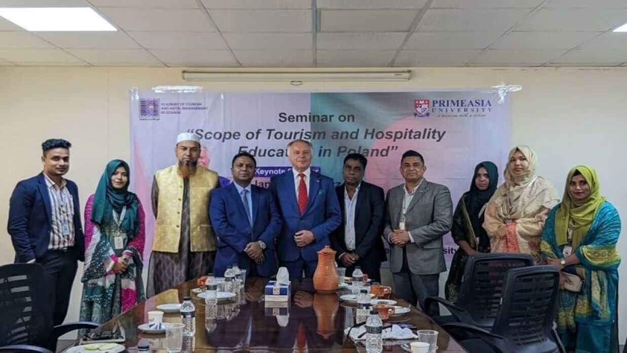 প্রাইমএশিয়া বিশ্ববিদ্যালয়ে আন্তর্জাতিক পর্যটন বিষয়ক সেমিনারে অংশগ্রহণকারীরা