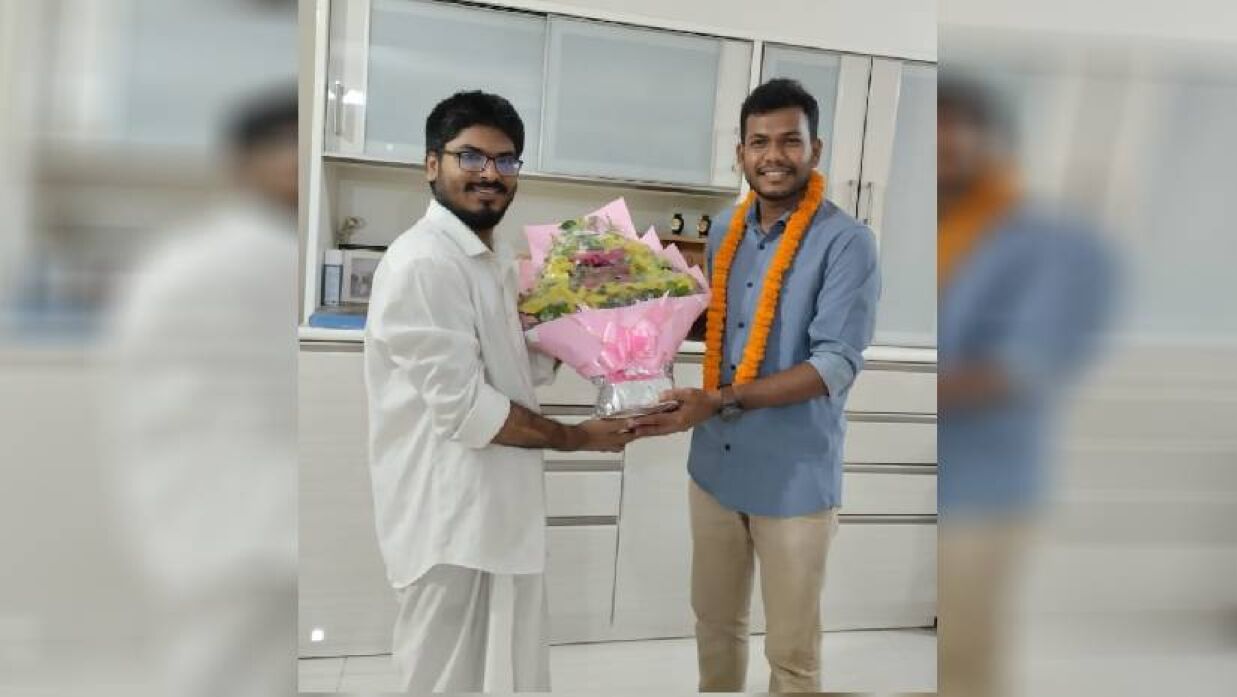 মিজানুর রহমানকে ফুল দিয়ে বরণ করে নিচ্ছেন জায়েদ বিন নাসের