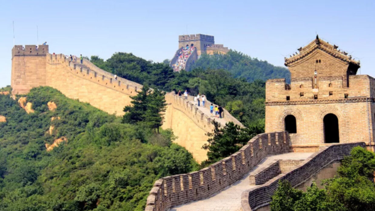 চীনের প্রাচীর ভেঙ্গে শর্টকার্ট রাস্তা তৈরী করলেন শ্রমিকরা