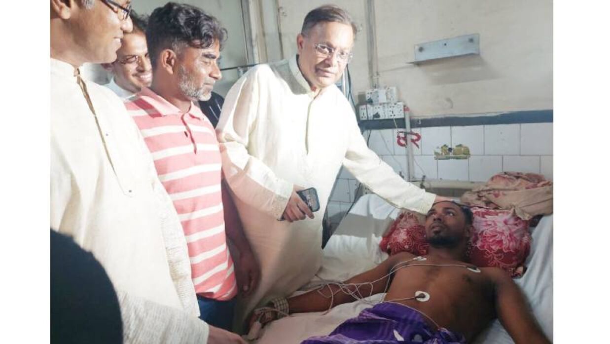 চমেক হাসপাতালে ছাত্রলীগ নেতা ইমনের পাশে তথ্যমন্ত্রী