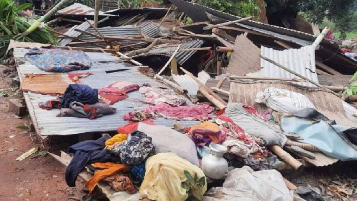 ব্রাহ্মণবাড়িয়ায় টর্নেডোর আঘাতে ঘরবড়ি লণ্ডভণ্ড 
