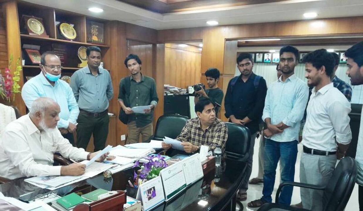 স্মারকলিপি দিয়েছেন ইবি ঐক্যমঞ্চ