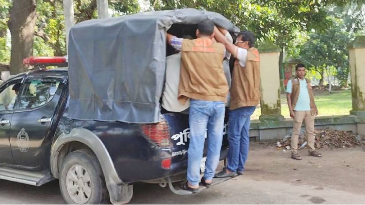 স্কুল-কলেজ ফাঁকি দিয়ে আড্ডা, ৪৯ শিক্ষার্থী আটক