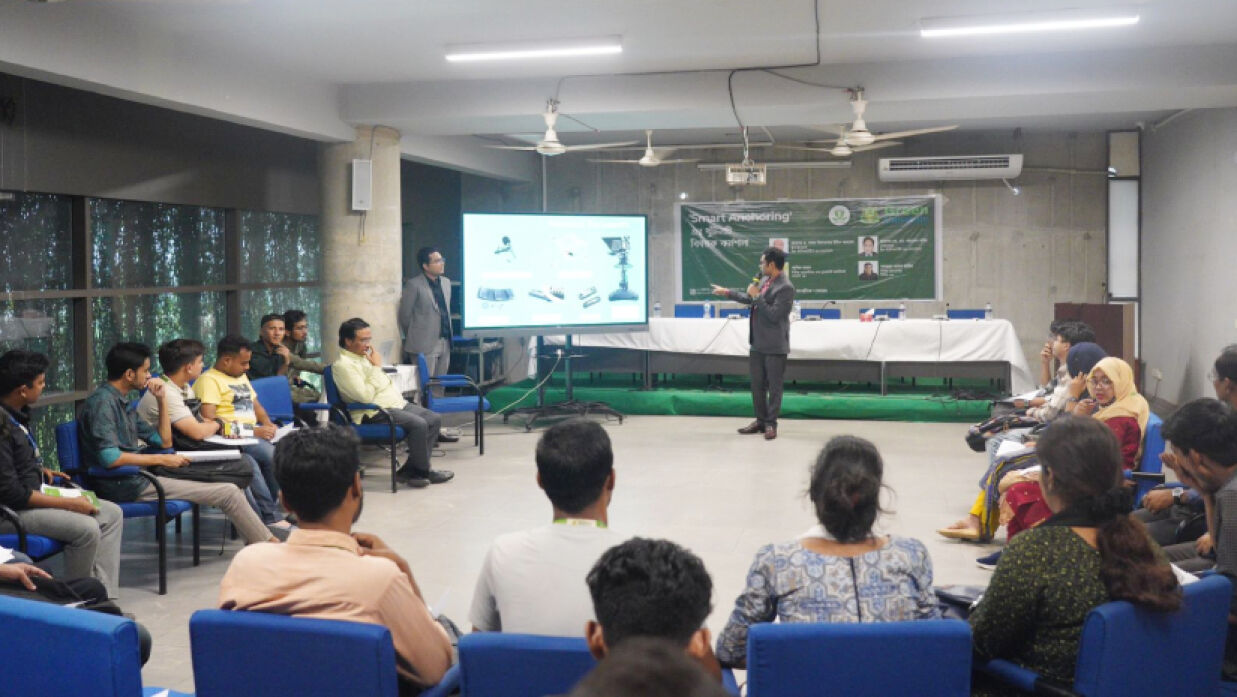 শিক্ষার্থীদের অ্যাঙ্করিং বিষয়ে প্রশিক্ষণ দিচ্ছেন এক প্রশিক্ষক