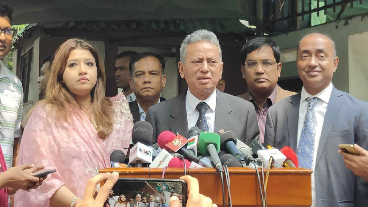 সাংবাদিকদের সাথে কথা বলছেন বিএনপির স্থায়ী কমিটির সদস্য আমীর খসরু 