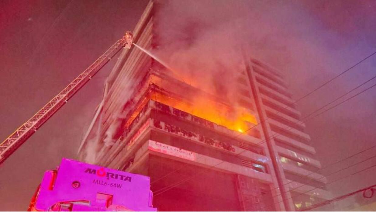 উত্তরার সাইদ গ্রান্ড সেন্টারে ভয়াবহ আগুন