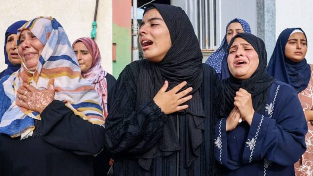 ইসরায়েলের হামলায় নিহতের স্বজনেরা 