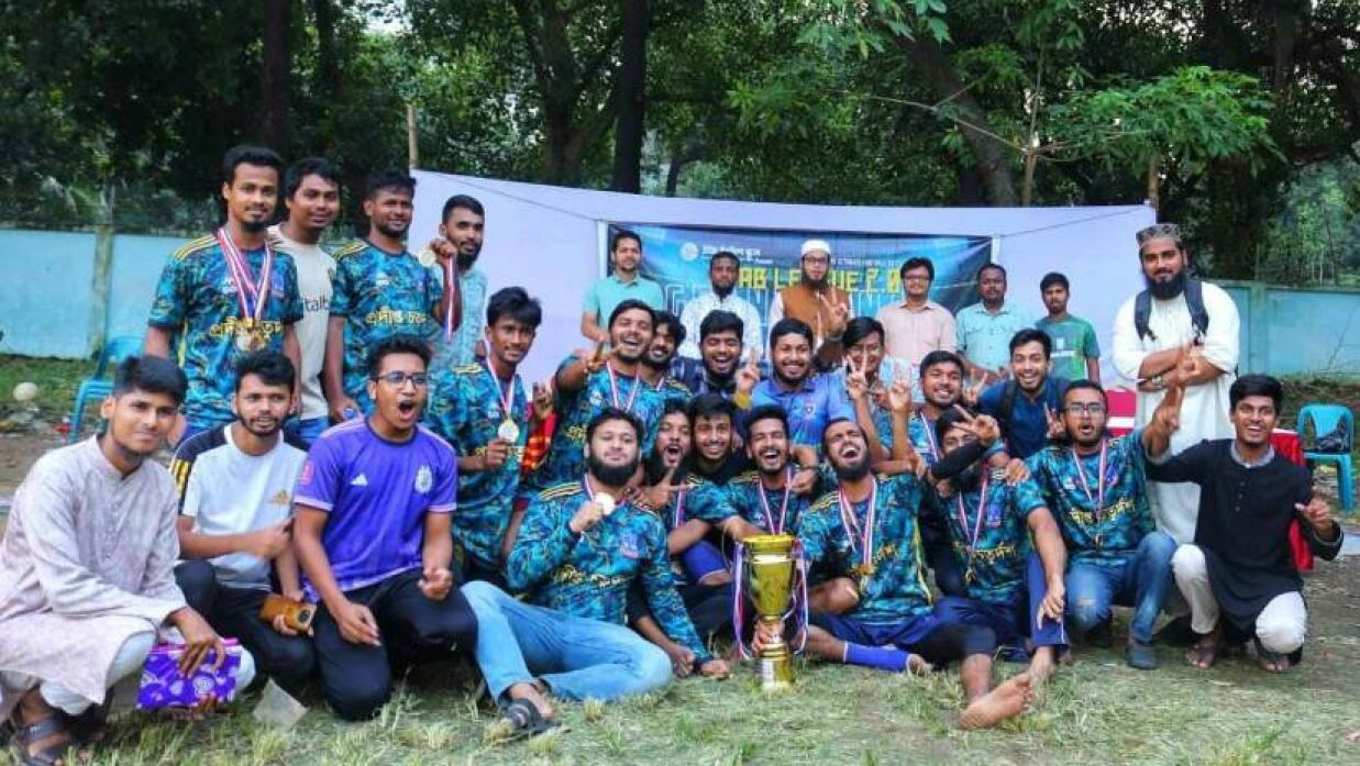 ট্রফি নিয়ে চ্যাম্পিয়ন দলের উল্লাস