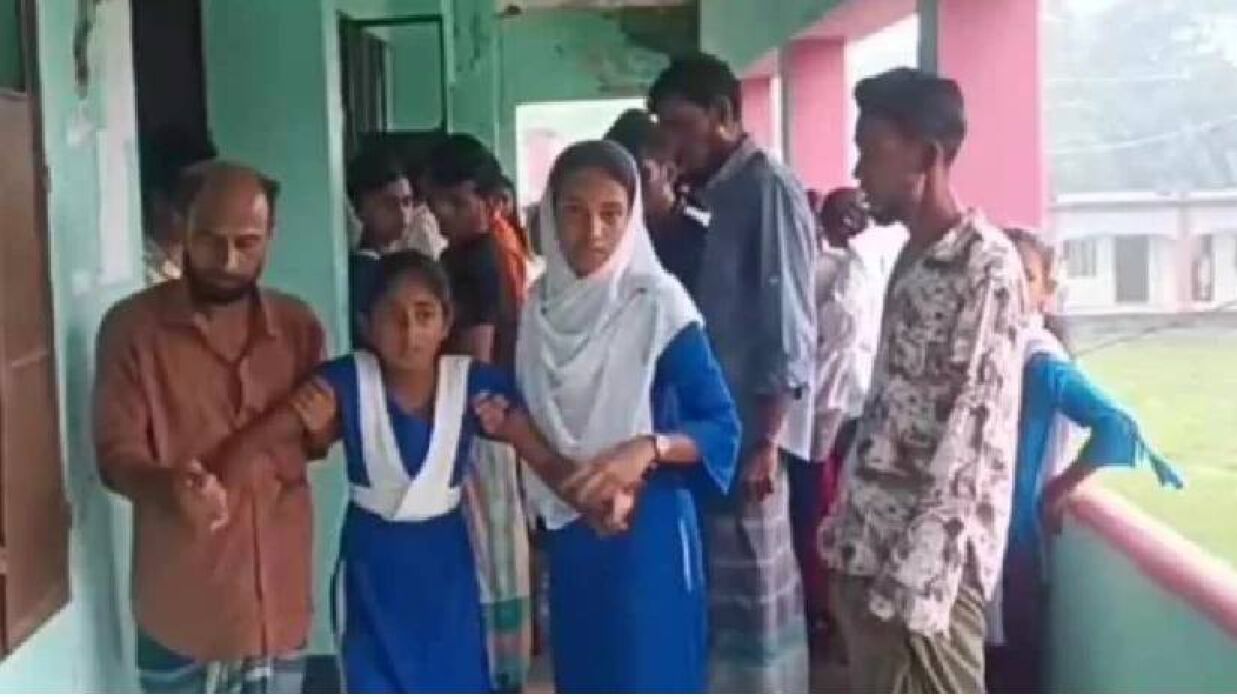 বিদ্যালয়ে বজ্রপাতে শিক্ষকসহ আহত ১২ শিক্ষার্থী