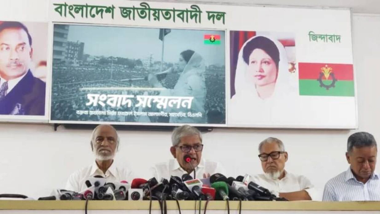 গুলশানের বিএনপি চেয়ারপারসনের কার্যালয়ে সংবাদ সম্মেলনে কথা বলছেন মির্জা ফখরুল ইসলাম আলমগীর