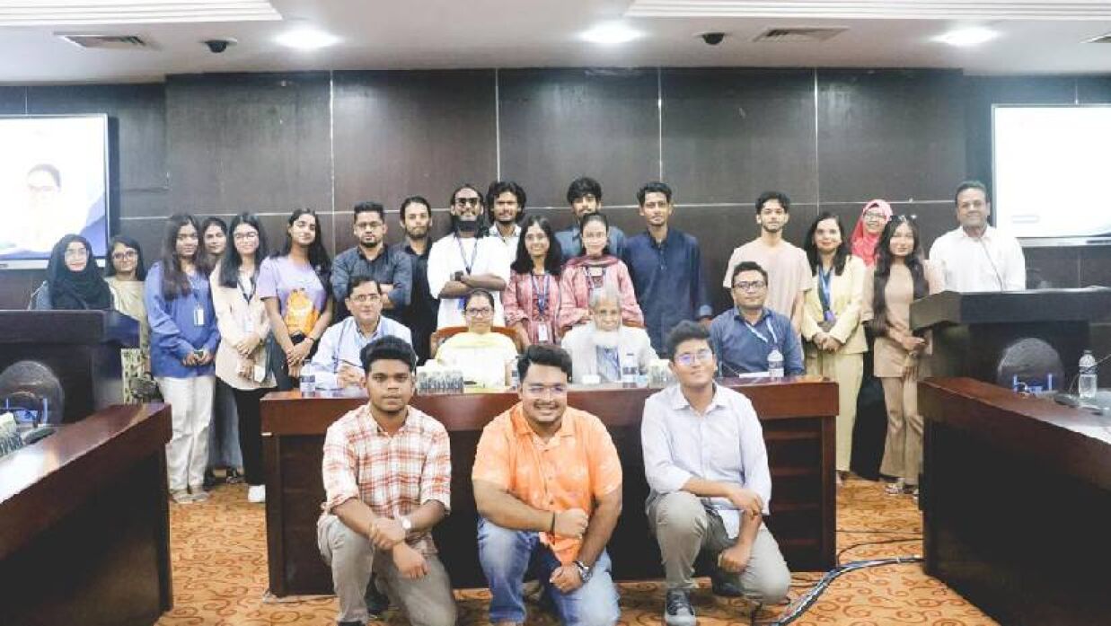 সেমিনারে উপস্থিত শিক্ষক এবং শিক্ষার্থীরা। 