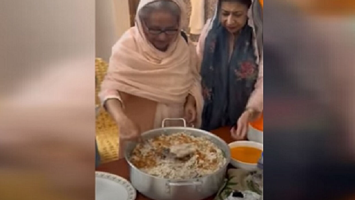 ইলিশ-পোলাও প্লেটে তুলে দিচ্ছে প্রধানমন্ত্রী